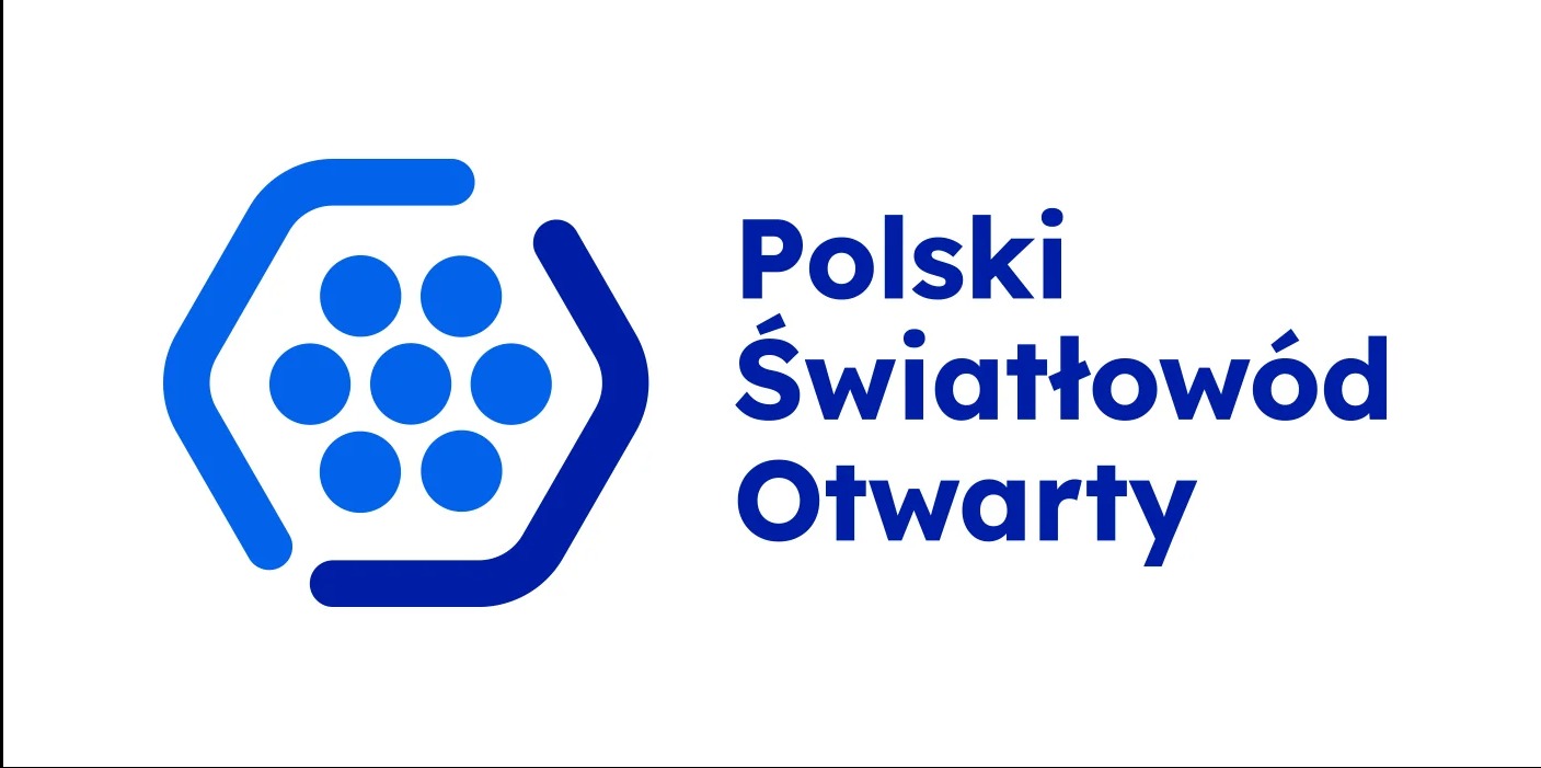 Niebieskie logo 'Polski Światłowód Otwarty' na białym tle, z symbolem sześciokąta i siedmiu kropek. Prosty, nowoczesny design.