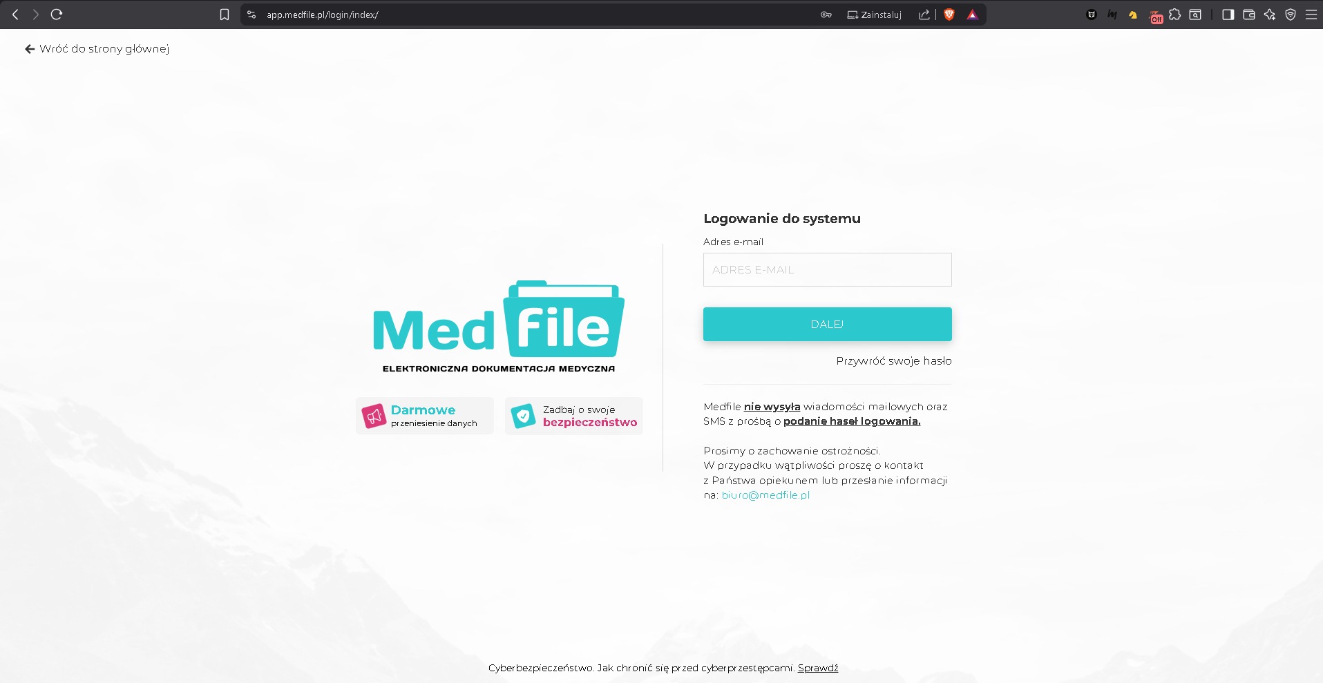Ekran logowania do systemu Medfile z logo w lewym górnym rogu, polem na adres e-mail i przyciskiem Dalej. Tło z motywem górskim w dolnej części.