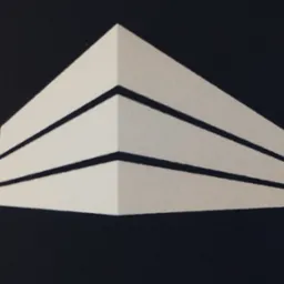 Abstrakcyjna, trójwymiarowa forma architektoniczna w bieli na czarnym tle, przypominająca fragment budynku z trzema poziomami, oświetlona z góry.