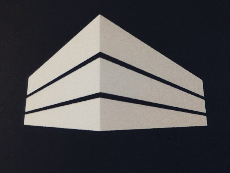 Abstrakcyjna, trójwymiarowa forma architektoniczna w bieli na czarnym tle, przypominająca fragment budynku z trzema poziomami, oświetlona z góry.