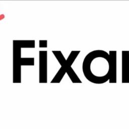 Logo firmy Fixaroo z kolorowym sześcianem i napisem. Grafika wektorowa na białym tle. Minimalistyczny design.