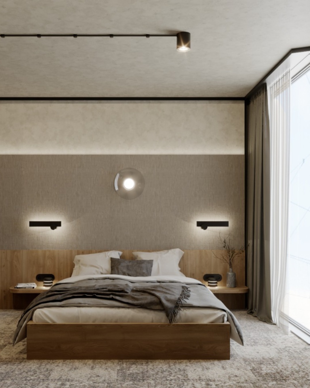 Nowoczesna sypialnia z drewnianym łóżkiem, szarą narzutą i okrągłą lampą na ścianie. Minimalistyczne oświetlenie punktowe i duże okno z zasłonami.