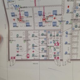 Damian Ławniczek-Wertepny - Schemat instalacji elektrycznej z oznaczeniami punktów świetlnych i gniazd w pomieszczeniach. Plan techniczny z symbolami i wymiarami, widok z góry.