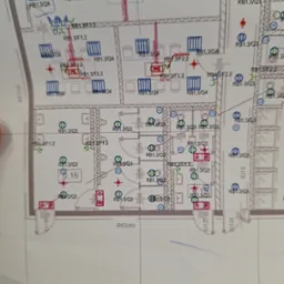 Schemat instalacji elektrycznej z oznaczeniami punkt&oacute;w świetlnych i gniazd w pomieszczeniach. Plan techniczny z symbolami i wymiarami, widok z g&oacute;ry.