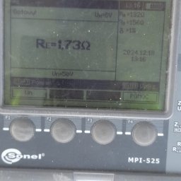 Damian Ławniczek-Wertepny - Miernik Sonel MPI-525 z podłączonymi przewodami, wyświetlający wynik pomiaru rezystancji uziemienia Re=1,73Ω. Widoczny ekran z datą i godziną pomiaru.
