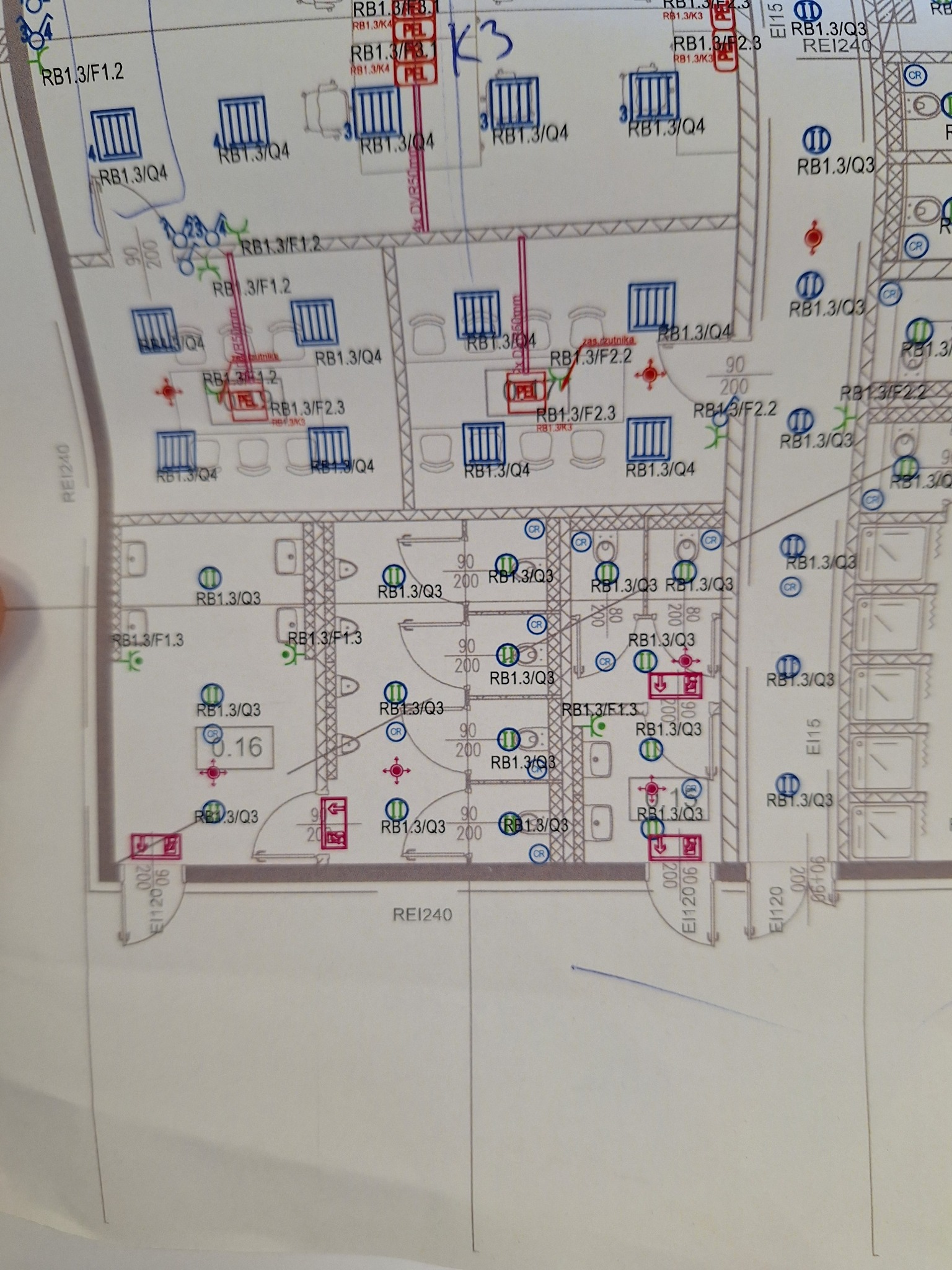 Schemat instalacji elektrycznej z oznaczeniami punktów świetlnych i gniazd w pomieszczeniach. Plan techniczny z symbolami i wymiarami, widok z góry.