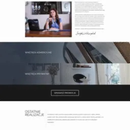 Pełny widok strony internetowej firmy projektującej aranżacje wnętrz, z logo w kolorze błękitnym, sekcjami prezentującymi ofertę, realizacje i formularzem kontaktowym.