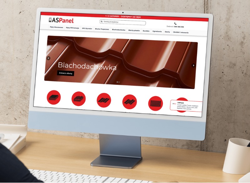 Monitor wyświetlający stronę internetową firmy ASPANEL z ofertą blachodachówki w kolorze ceglastym, widoczne logo firmy, menu nawigacyjne i elementy graficzne prezentujące różne rodzaje produktów.