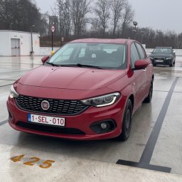 Przewóz osób samochodem marki Fiat.