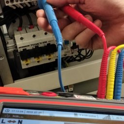Wykonuję kompleksowe pomiary instalacji elektrycznych przy użyciu nowoczesnego, certyfikowanego sprzętu pomiarowego. Zapewniam rzetelne wyniki, pełną dokumentację zgodną z obowiązującymi normami i najwyższy standard bezpieczeństwa.