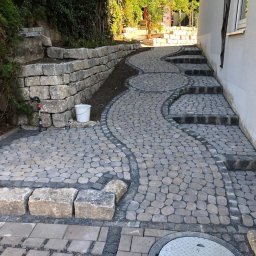 LUCABAU GARTENBAUPROFI WIESŁAW WALCZAK - Na tym projekcie z prawej strony od ściany dodałem schody wygląda super