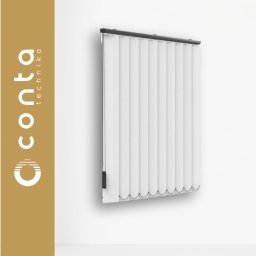 CONTA TECHNIKA - Białe żaluzje wertykalne z czarną szyną i sterowaniem, wiszące na białej ścianie, oświetlone miękkim światłem. Widoczny branding firmy po lewej stronie.