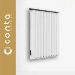 Białe żaluzje wertykalne z czarną szyną i sterowaniem, wiszące na białej ścianie, oświetlone miękkim światłem. Widoczny branding firmy po lewej stronie.