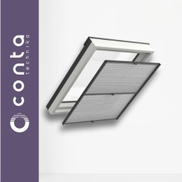 CONTA TECHNIKA - Plisa Cosimo w oknie dachowym, widoczna struktura materiału. Minimalistyczny design, szare odcienie. Kontrast między bielą ramy okna a plisy.