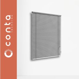 CONTA TECHNIKA - Szare, aluminiowe żaluzje poziome na tle białej ściany, z widocznym logo firmy po lewej stronie. Minimalistyczny design w nowoczesnym wnętrzu.