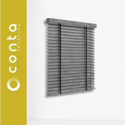 CONTA TECHNIKA - Drewniane żaluzje poziome w odcieniach szarości, zamontowane przy ścianie. Widoczne detale struktury drewna i czarne sznurki sterujące.