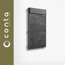 Szare żaluzje fasadowe CUBE Conta technika, zamontowane na jasnej ścianie. Widoczne poziome lamele i górna kaseta.