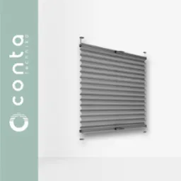 Szara, złożona plisa okienna zamontowana na białej ścianie. Widoczne delikatne fałdy i mocowania. Minimalistyczny design, stonowana kolorystyka.