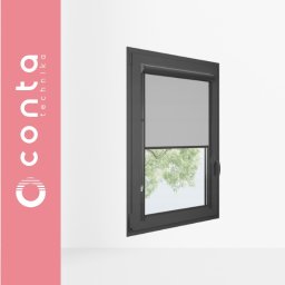 CONTA TECHNIKA - Szara roleta wewnętrzna zamontowana w oknie o grafitowej ramie, widok na zieleń za oknem. Minimalistyczny design, boczne logo firmy.