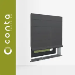 Szara roleta rzymska w oknie, widok z przodu, z logo firmy po lewej i nazwą produktu po prawej stronie. Stonowana kolorystyka, minimalistyczny design.