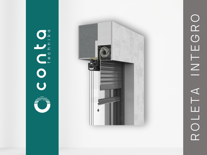 Przekrój rolety wnękowej w szarej, betonowej ścianie. Widoczny mechanizm i lamele. Po lewej stronie pionowy pas z logo producenta.