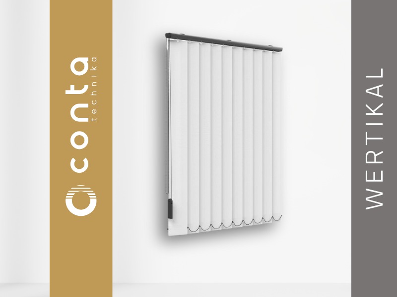 Białe żaluzje wertykalne z czarną szyną i sterowaniem, wiszące na białej ścianie, oświetlone miękkim światłem. Widoczny branding firmy po lewej stronie.