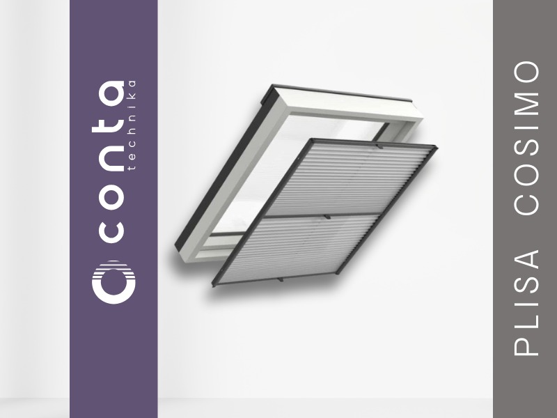 Plisa Cosimo w oknie dachowym, widoczna struktura materiału. Minimalistyczny design, szare odcienie. Kontrast między bielą ramy okna a plisy.