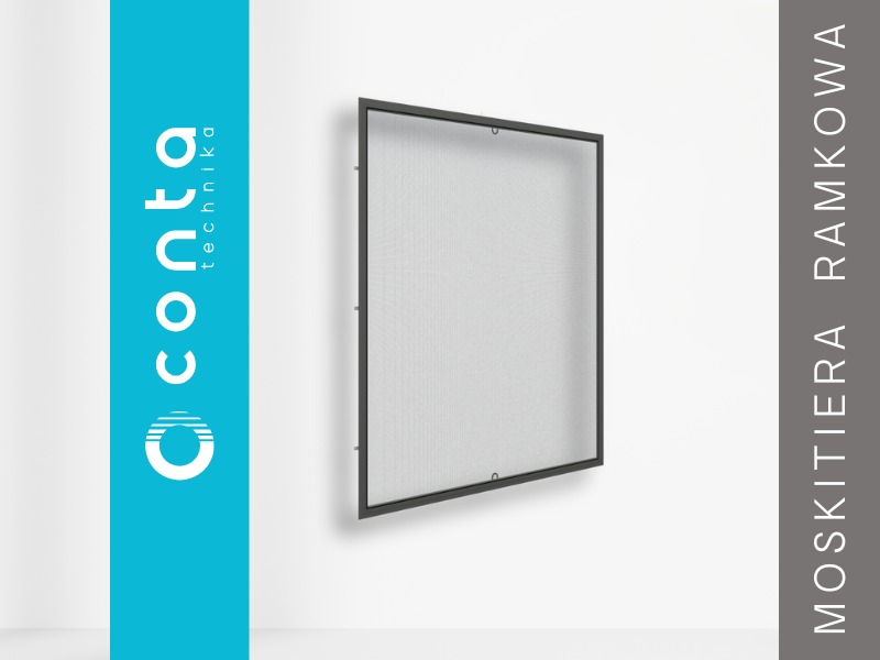 Ramkowa moskitiera w grafitowej ramie, zawieszona na białej ścianie. Widoczne detale mocowania. Minimalistyczny design.