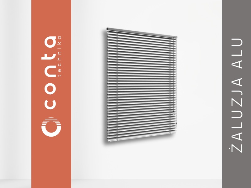 Szare, aluminiowe żaluzje poziome na tle białej ściany, z widocznym logo firmy po lewej stronie. Minimalistyczny design w nowoczesnym wnętrzu.