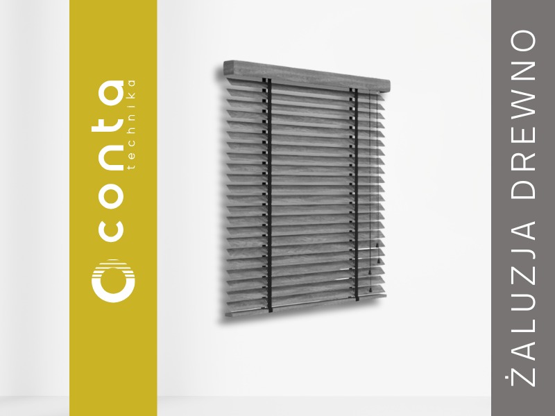 Drewniane żaluzje poziome w odcieniach szarości, zamontowane przy ścianie. Widoczne detale struktury drewna i czarne sznurki sterujące.