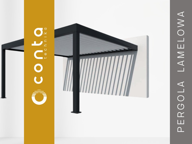 Nowoczesna pergola lamelowa w kolorze antracytowym, rzucająca cienie na białą ścianę. Minimalistyczny design z widocznym logo producenta.