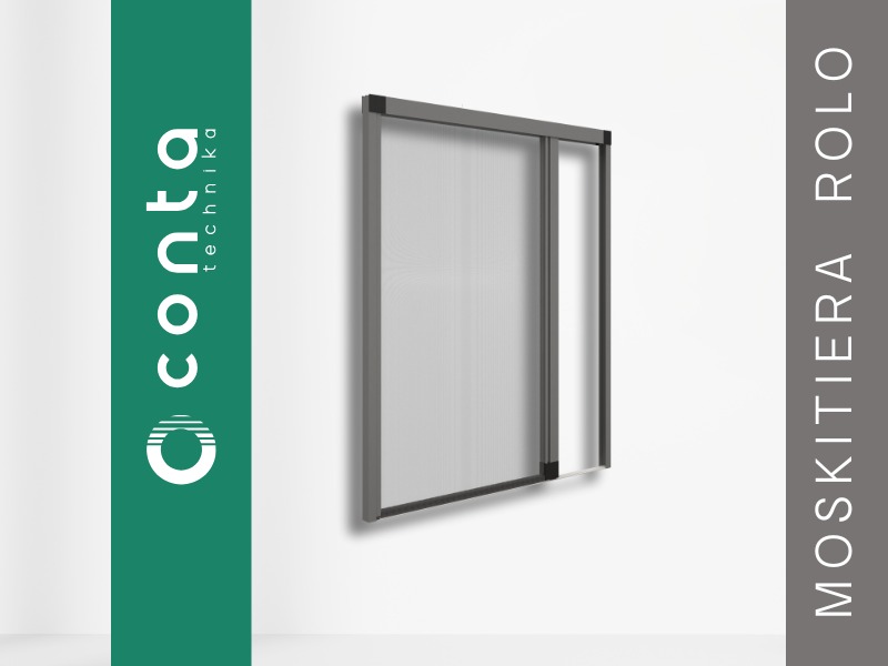 Szara moskitiera rolowana na białym tle, z logo firmy po lewej stronie. Widoczna delikatna siatka i minimalistyczny design.