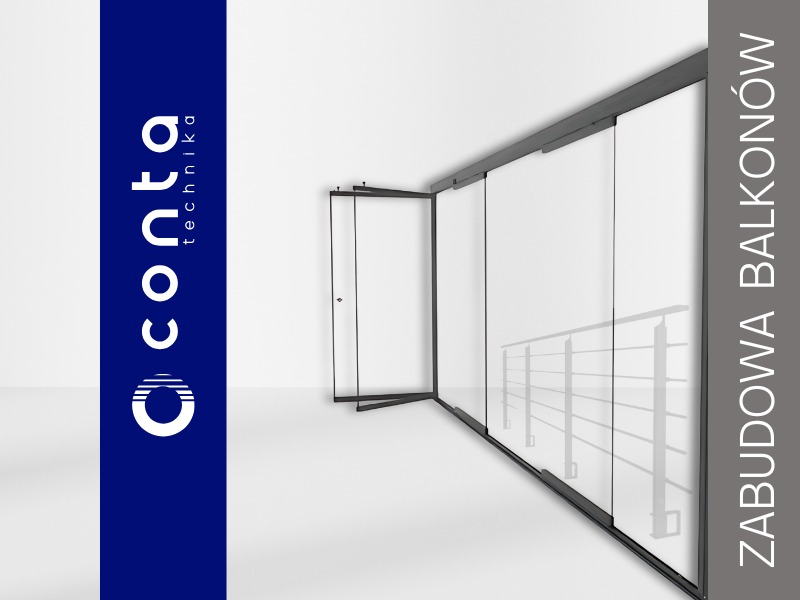 Nowoczesna zabudowa balkonu z przesuwnymi, szklanymi panelami w czarnej ramie. Otwarty panel z klamką. Minimalistyczny design i funkcjonalność.