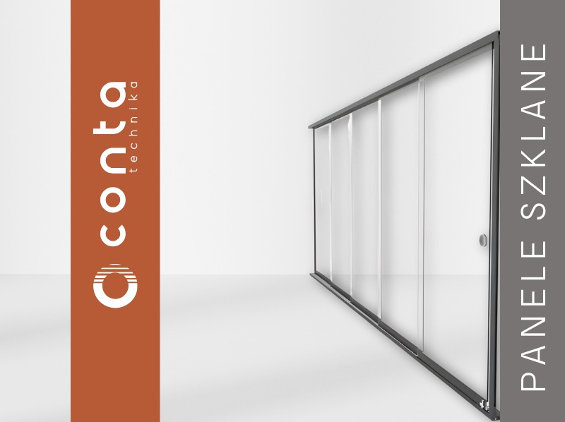 Minimalistyczne, przesuwne panele szklane z czarną ramą, widoczne z boku w jasnym wnętrzu. Czysta linia i nowoczesny design. Widoczny fragment logotypu firmy.