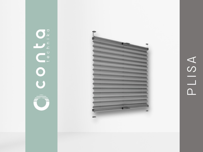 Szara, złożona plisa okienna zamontowana na białej ścianie. Widoczne delikatne fałdy i mocowania. Minimalistyczny design, stonowana kolorystyka.