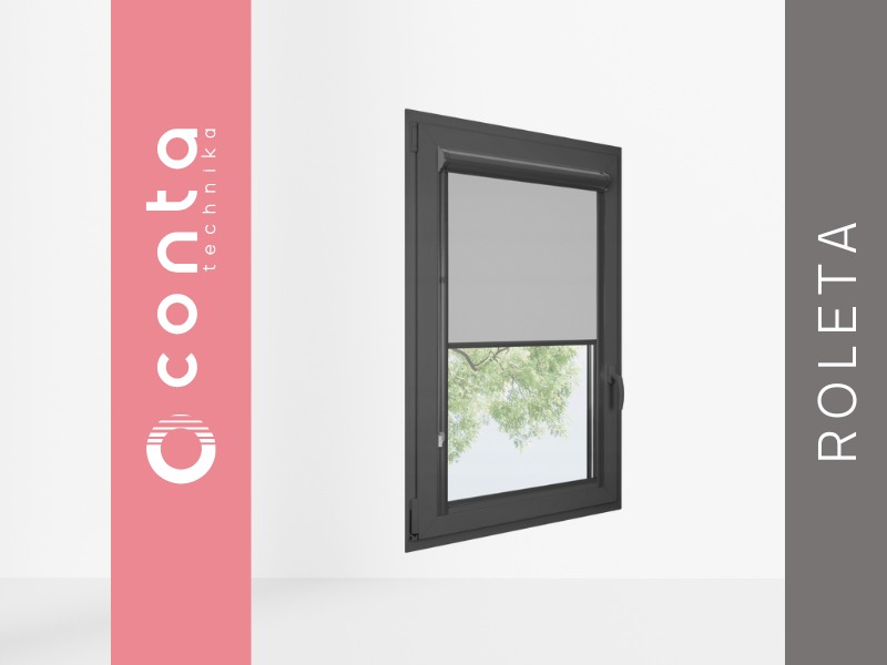 Szara roleta wewnętrzna zamontowana w oknie o grafitowej ramie, widok na zieleń za oknem. Minimalistyczny design, boczne logo firmy.