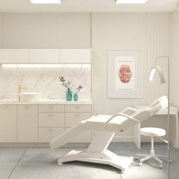 ZMYSŁ WNĘTRZA Architektura Roksana Simińska - Jasne wnętrze gabinetu kosmetycznego z regulowanym fotelem, umywalką na szafce z marmurowym blatem i plakatem anatomicznym na ścianie. Minimalistyczny design.