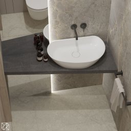 ZMYSŁ WNĘTRZA Architektura Roksana Simińska - Nowoczesna łazienka z umywalką nablatową, czarną armaturą i marmurowym wykończeniem ścian. Na blacie stoją flakoniki z kosmetykami. Minimalistyczny design.