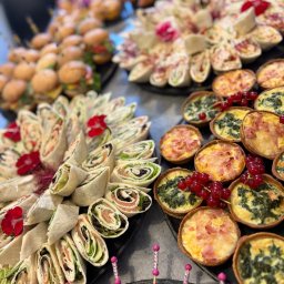 Kamila Dębowska - Elegancki catering: mini tortille z łososiem, quiche z warzywami i szynką, mini burgery i rogaliki na czarnych tacach, idealne na imprezy firmowe i świąteczne.