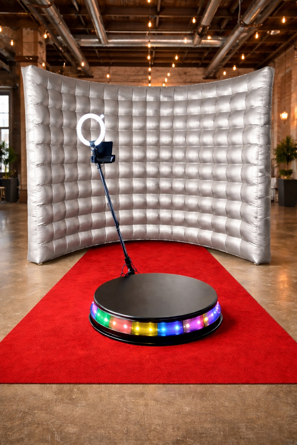 Fotobudka 360 i złote dmuchane tło