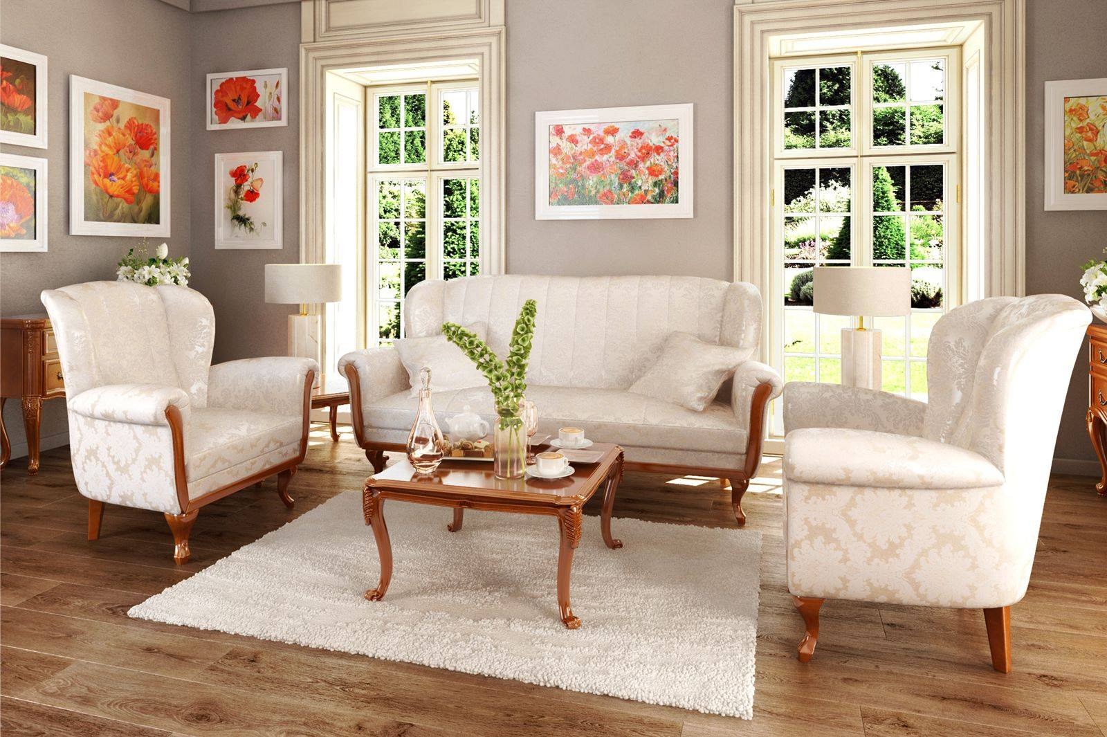 Elegancki salon w Swarzędzu: kremowy, tapicerowany komplet wypoczynkowy (sofa i dwa fotele) na tle okien z widokiem na zieleń. Klasyczny design, drewniane elementy wykończenia.