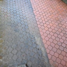 Patrex Patryk Bejynka - Częściowo umyta, czerwona kostka brukowa. Lewa strona szara, brudna, prawa czysta, czerwona. Widok z góry, z bliska. Efekt czyszczenia kostki brukowej.