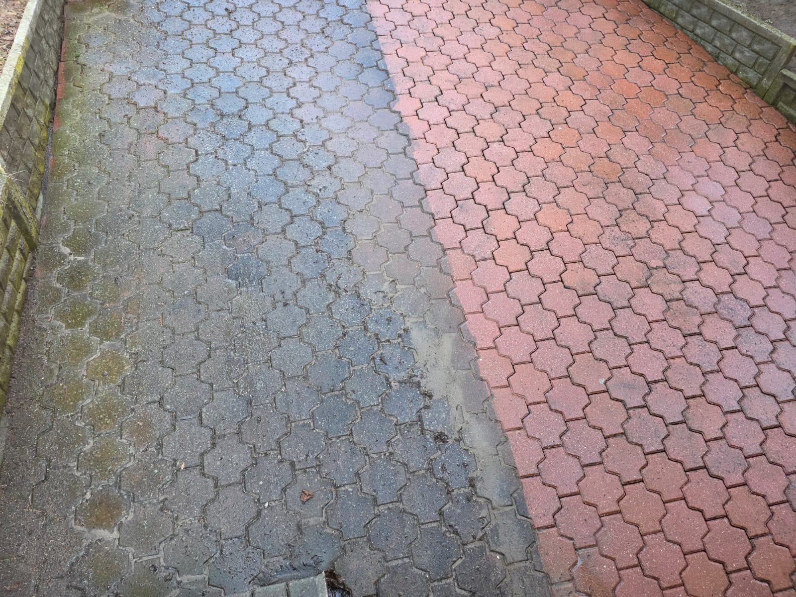 Częściowo umyta, czerwona kostka brukowa. Lewa strona szara, brudna, prawa czysta, czerwona. Widok z góry, z bliska. Efekt czyszczenia kostki brukowej.