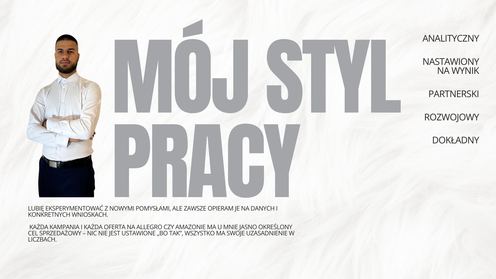 Mój styl pracy: analityczny, nastawiony na wynik, partnerski, rozwojowy, dokładny. Mężczyzna w koszuli z założonymi rękami na tle tekstu.