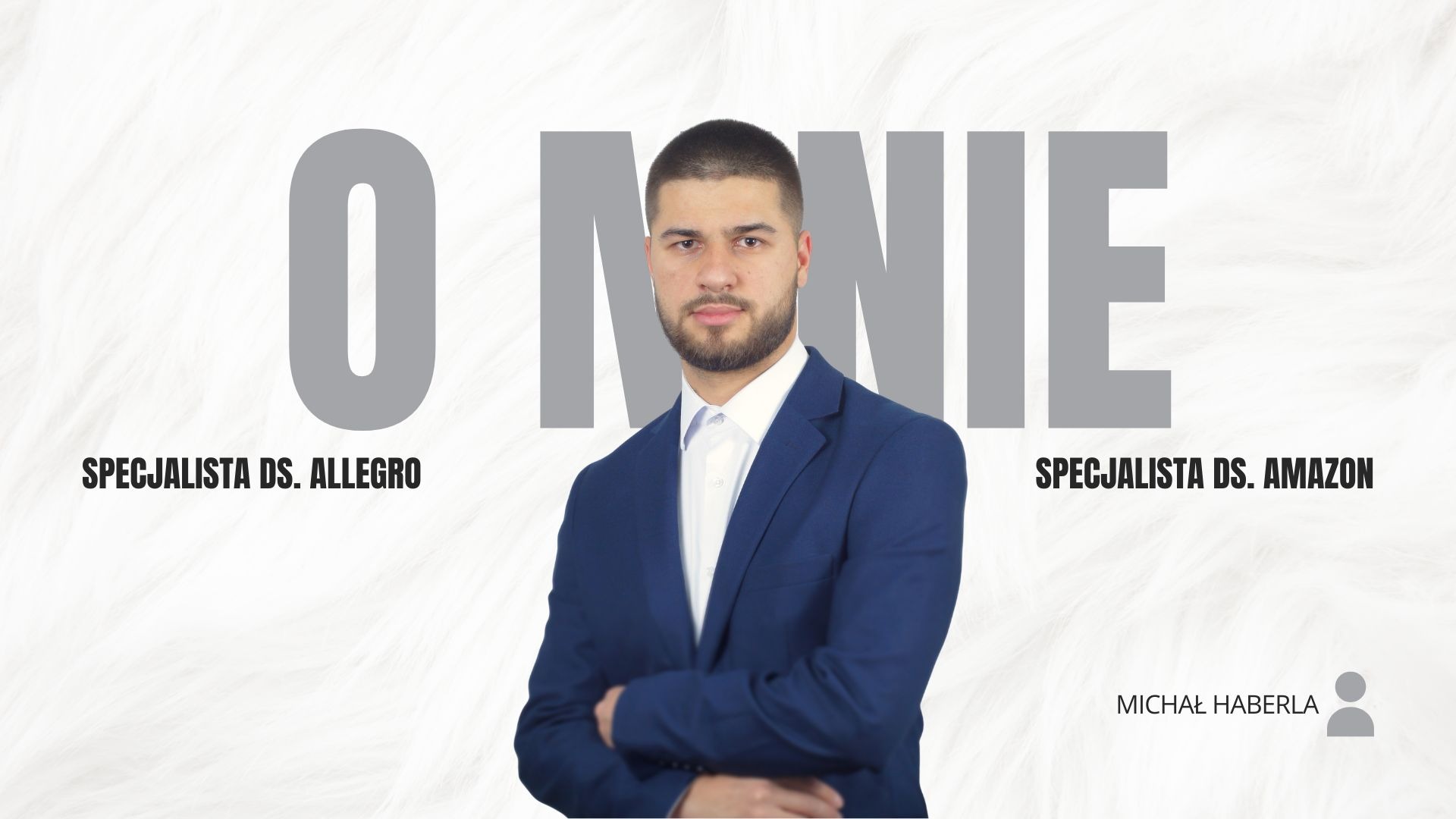 Portret Michała Haberli, specjalisty ds. Allegro i Amazon, w niebieskim garniturze na abstrakcyjnym tle z napisem 'O Mnie'.