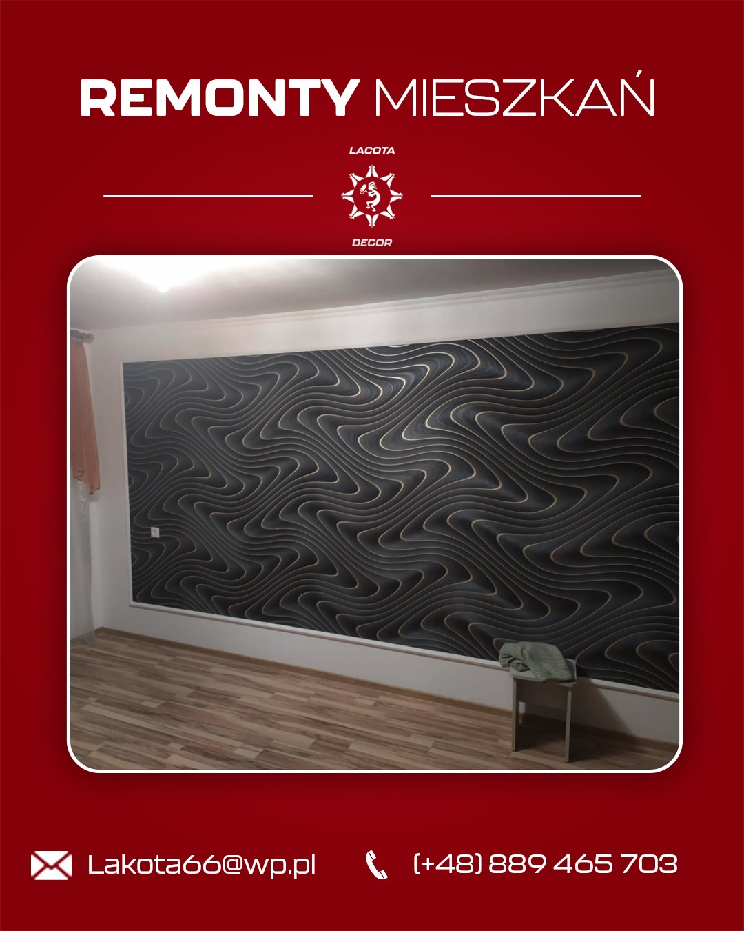 Pokój po remoncie z dekoracyjną tapetą 3D na ścianie i drewnianą podłogą. Na pierwszym planie mały stołek z ręcznikiem. Całość w stonowanej kolorystyce.