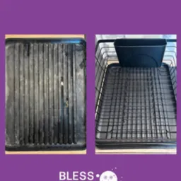 Zdjęcie 'przed i po' czyszczenia ociekacza na naczynia. Po lewej brudny, po prawej czysty, z metalową konstrukcją i pojemnikiem na sztućce. Widoczne logo firmy.