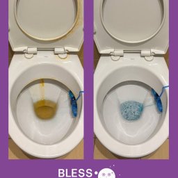 BLESS CLEAN Sp. z o.o. - Toaleta przed i po czyszczeniu: po lewej silne zabrudzenia, po prawej muszla klozetowa z błękitną wodą i pianą, widoczne elementy mocujące kostkę czyszczącą.