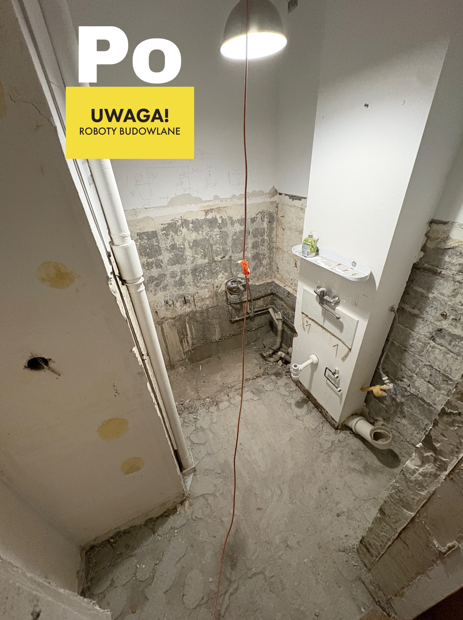 Stan 'Po' pracach budowlanych: odsłonięte mury, instalacje, fragmenty ścian. Widoczne ślady po usuniętych elementach i instalacjach. Oświetlenie sufitowe.