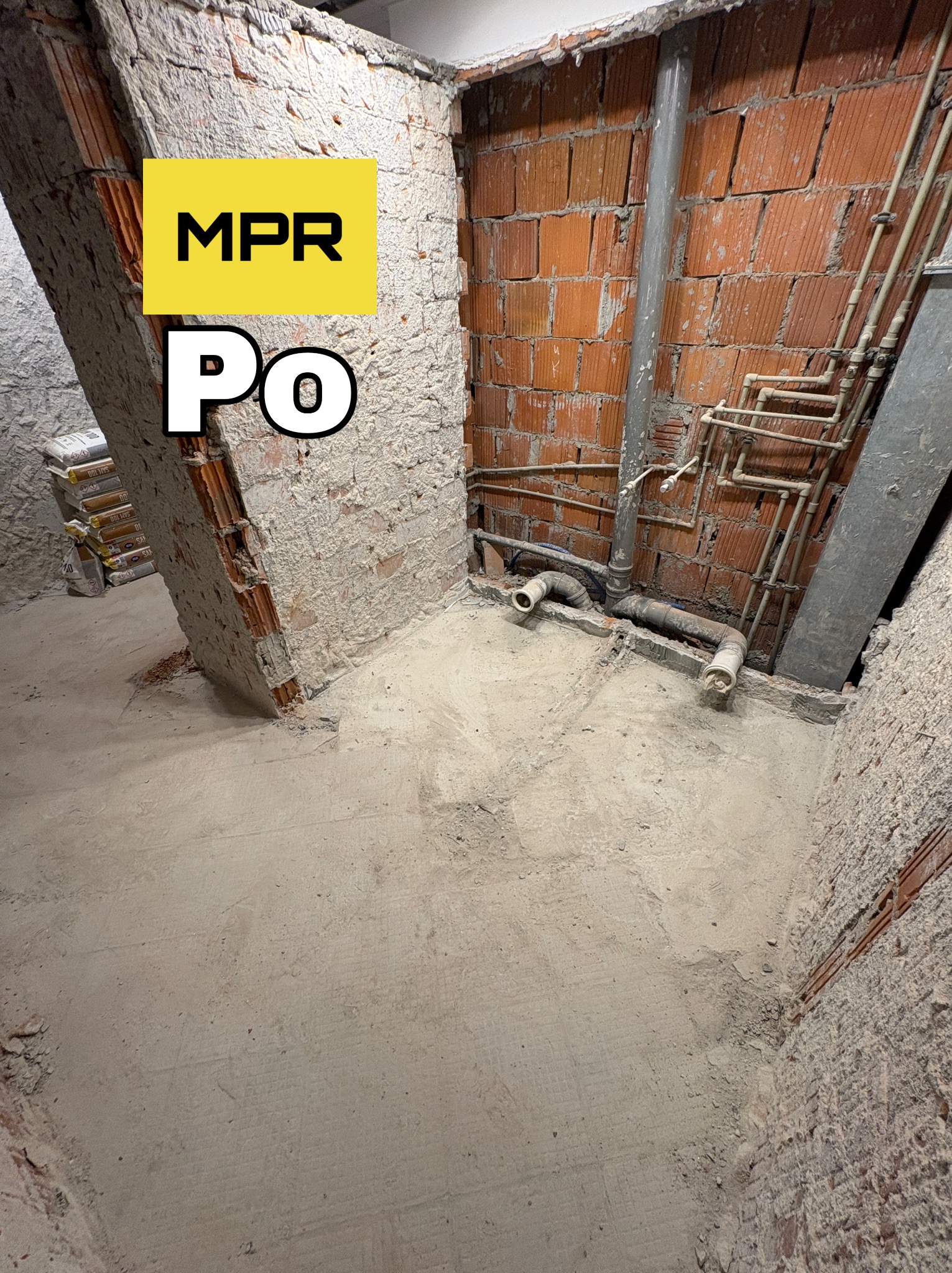 Wnętrze po wyburzeniu ściany z widocznymi instalacjami i resztkami gruzu, oznaczone napisem 'PO' i logotypem MPR.